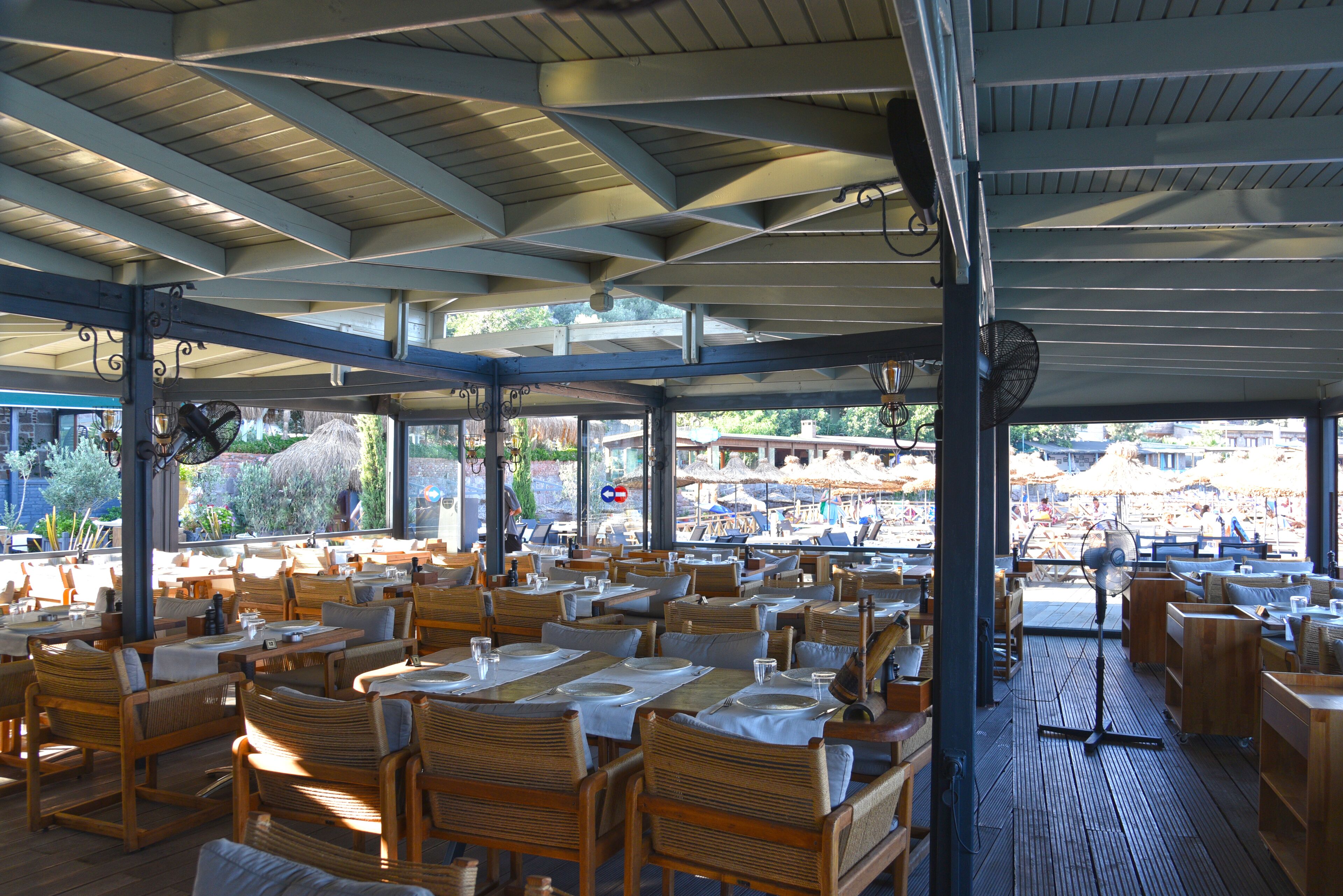 3 restaurants, breakfast served