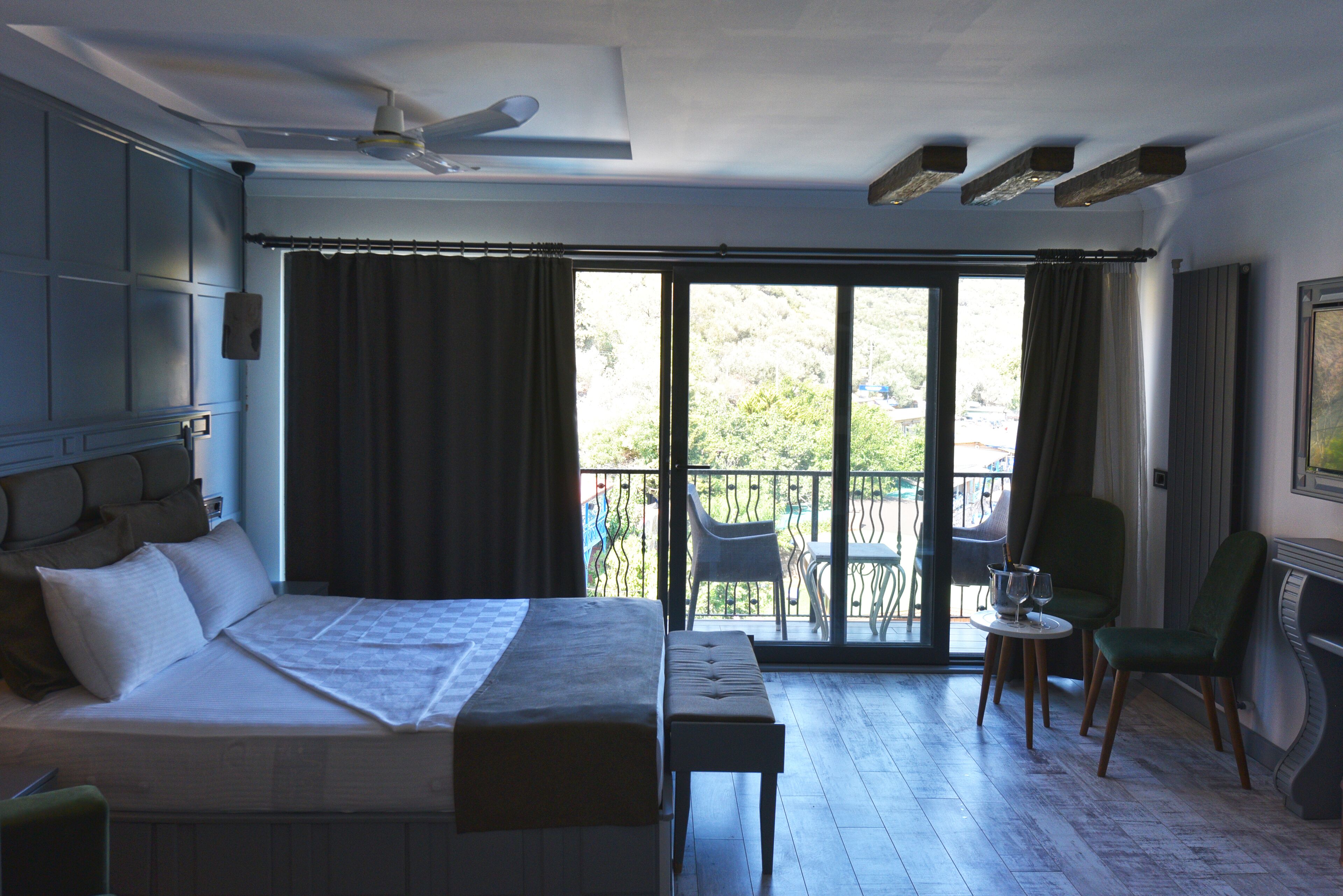 deluxe penthouse, 1 bedroom, balcony, sea view | room amenity