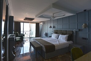 Deluxe Penthouse, 1 Bedroom, Balcony, Sea View | Minibar, safe på rommet, individuelt dekorert og skrivebord