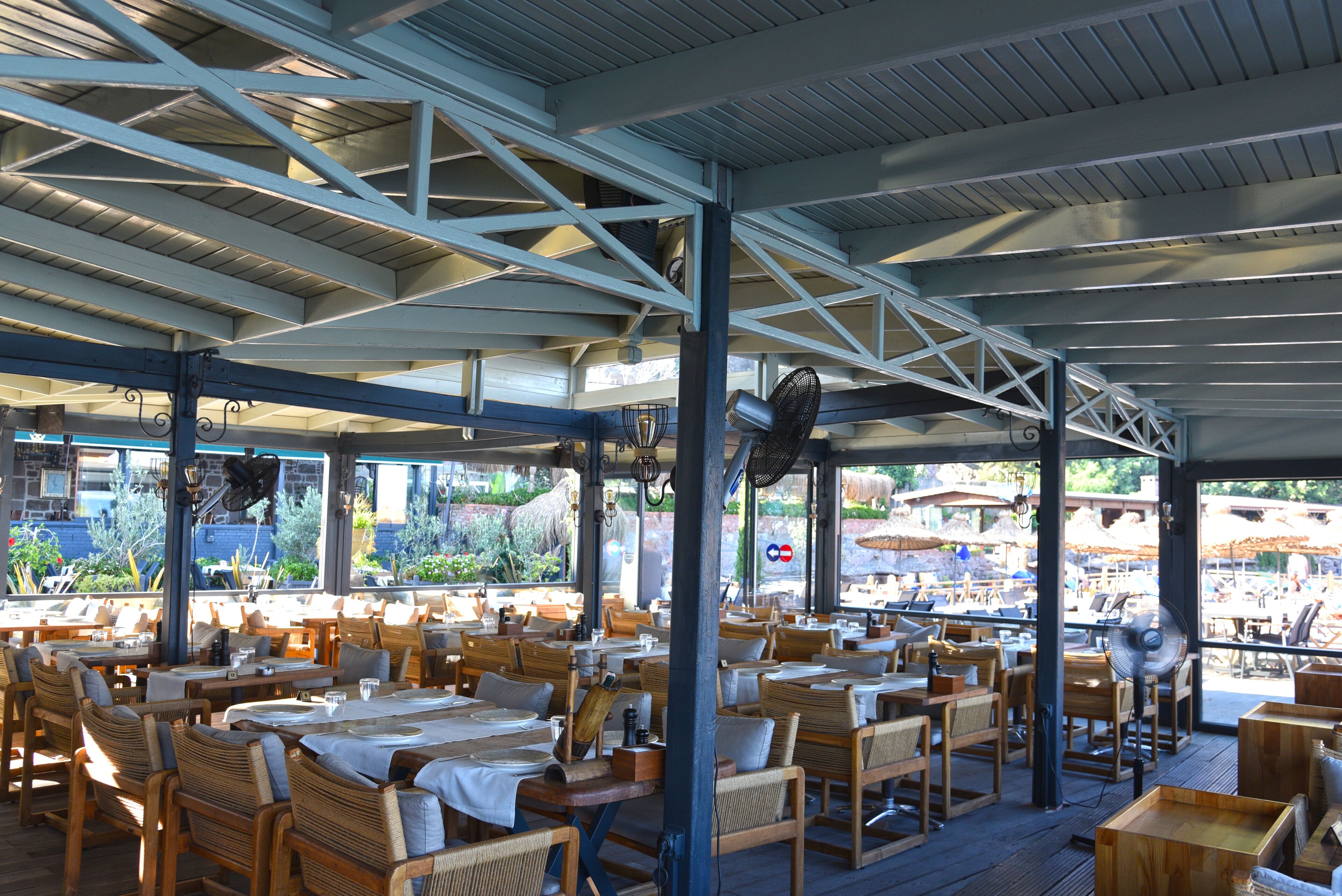 3 restaurants, breakfast served