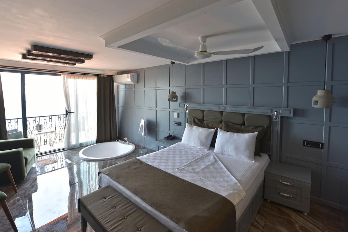 Luxe tweepersoonskamer, 1 slaapkamer, uitzicht op zee | Een minibar, een kluis op de kamer, individueel gedecoreerd, een bureau