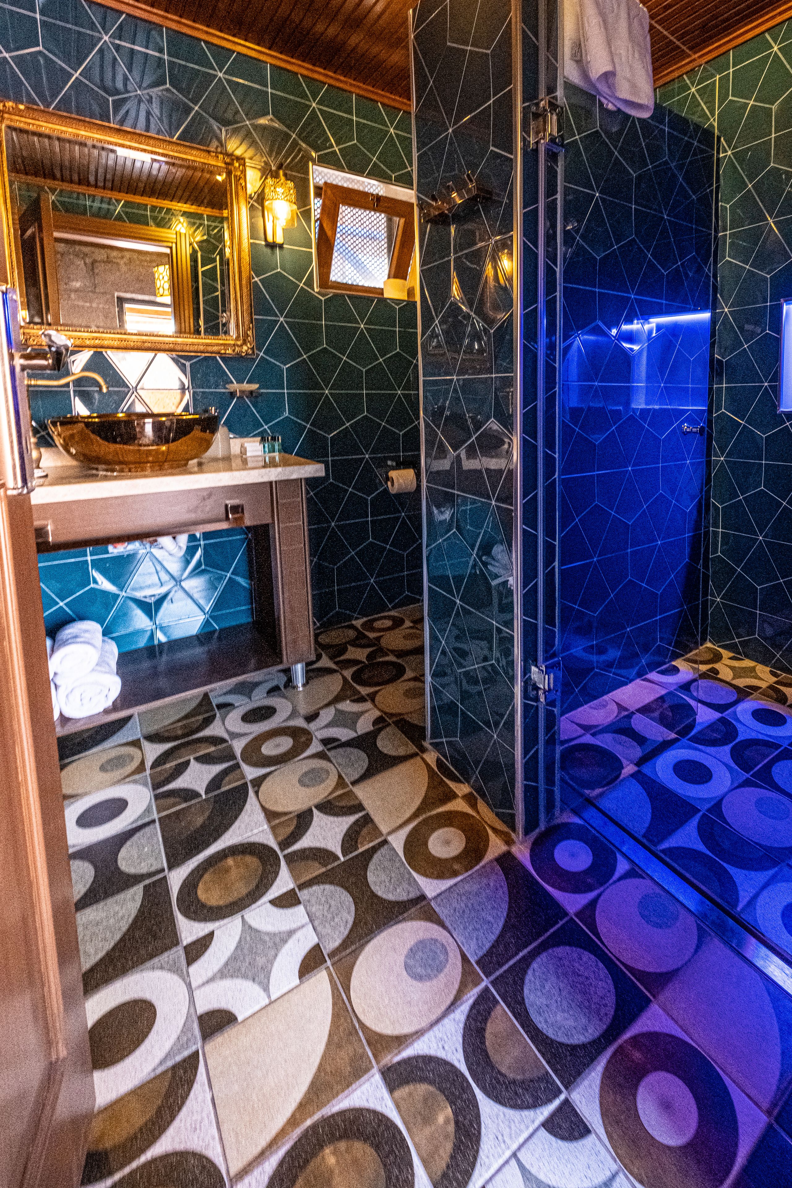 luxury penthouse | minibar, desk, laptop workspace, rollaway beds