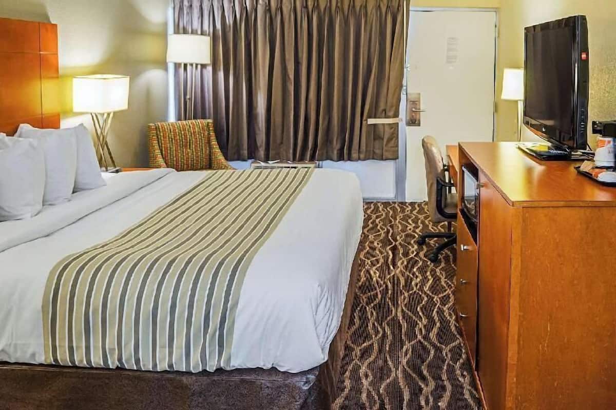 Minibar, meja kerja, kedap suara, dan setrika/meja setrika