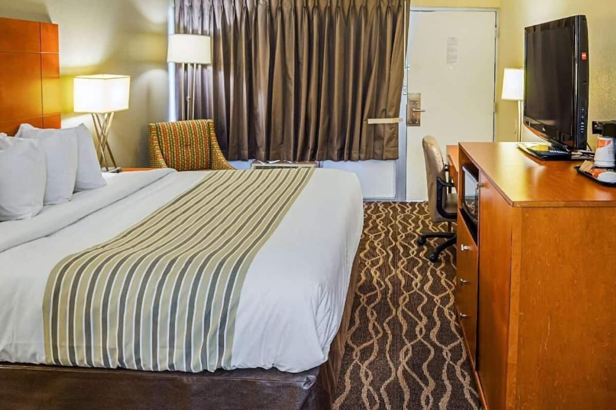 Minibar, meja kerja, kedap suara, dan setrika/meja setrika