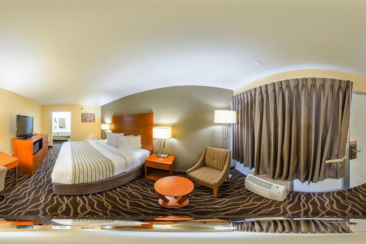 Minibar, meja kerja, kedap suara, dan setrika/meja setrika