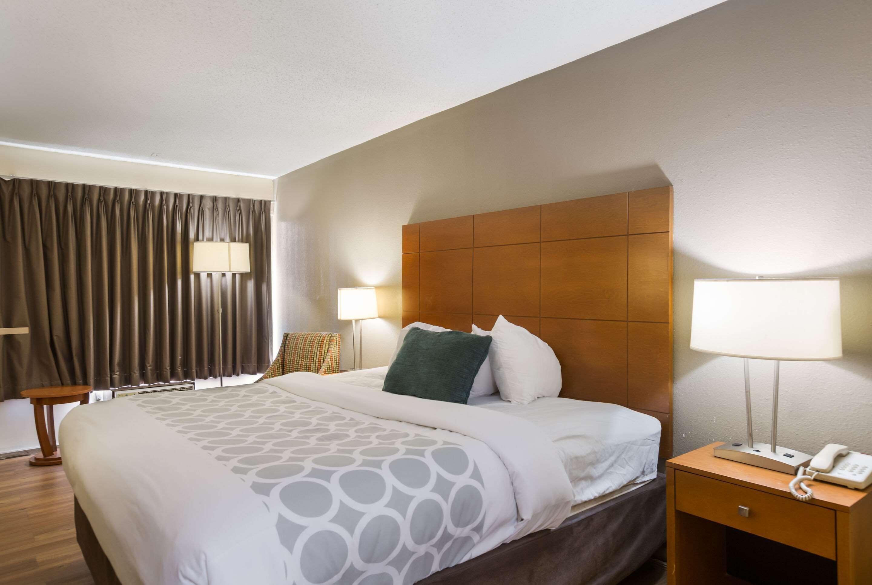 Standardzimmer, 1 King-Bett, Nichtraucher | Minibar, Schreibtisch, schallisolierte Zimmer, Bügeleisen/Bügelbrett