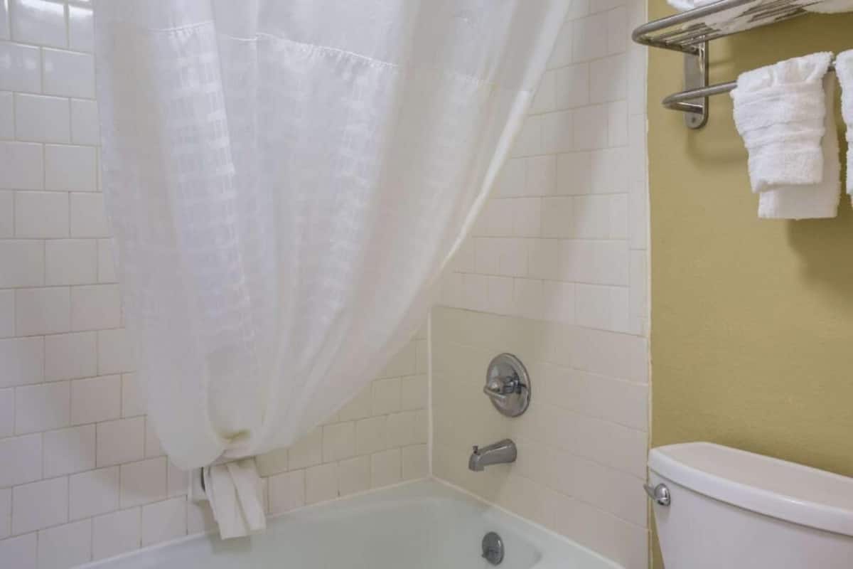 Kamar mandi | Kombinasi shower/bathtub, perlengkapan mandi gratis, dan handuk