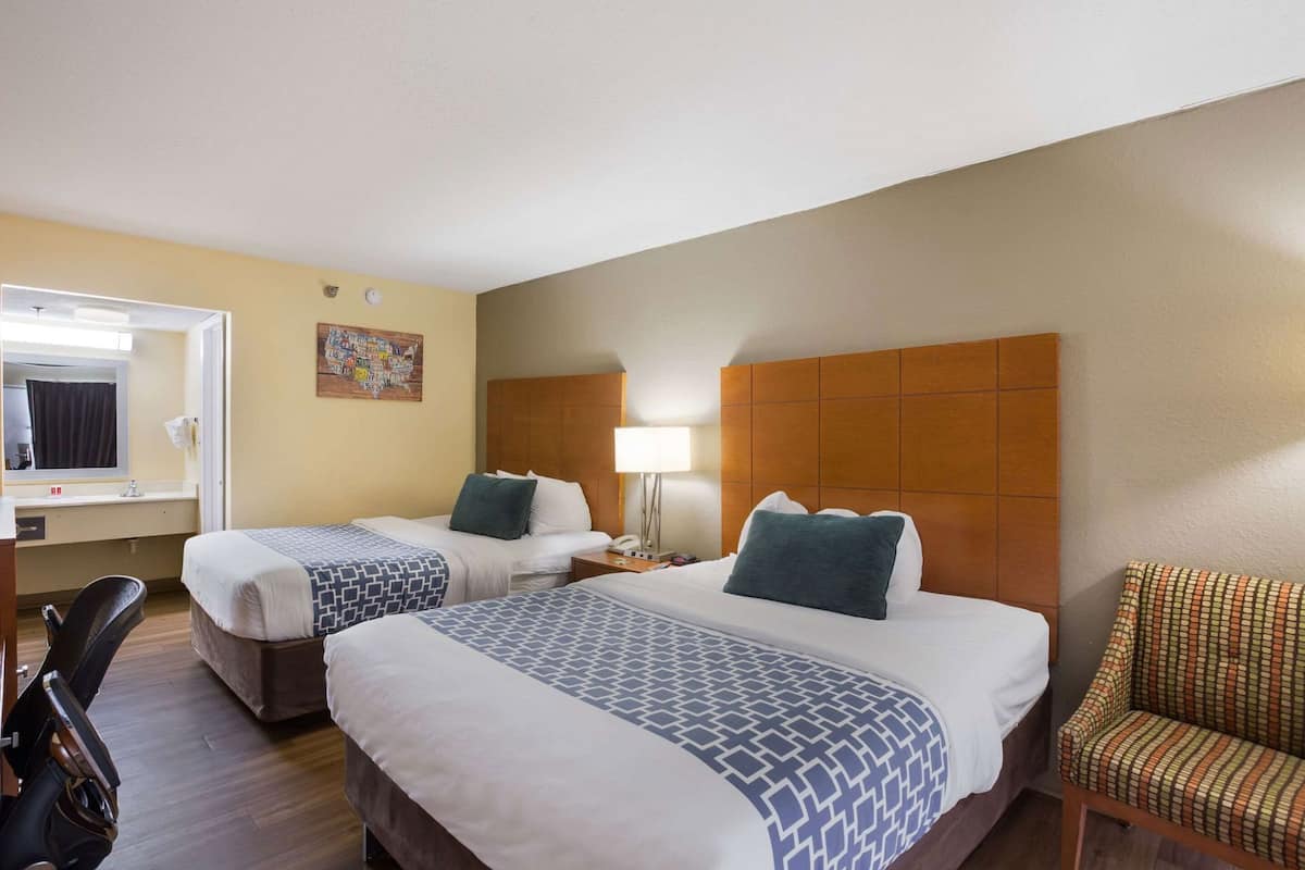 Minibar, meja kerja, kedap suara, dan setrika/meja setrika