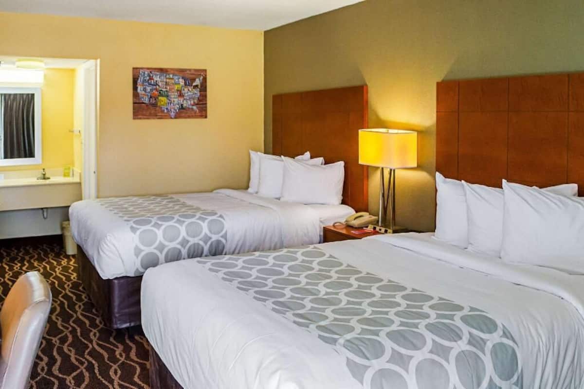 Minibar, meja kerja, kedap suara, dan setrika/meja setrika