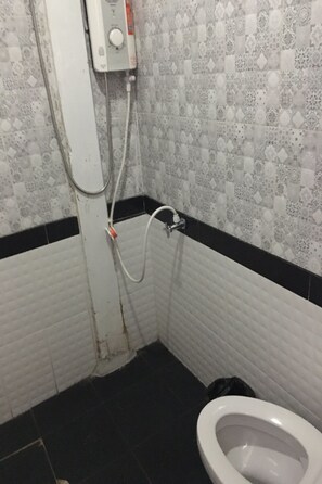 Family Room | Bathroom | Shower, free toiletries, towels - At Rimnam Chan Hostel (Chanthaburi)