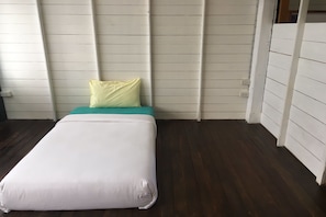 Rollaway beds, free WiFi - At Rimnam Chan Hostel (Chanthaburi)