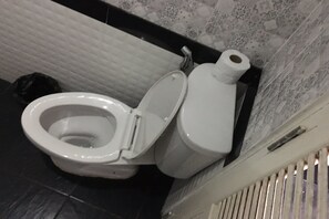 Family Room | Bathroom | Shower, free toiletries, towels - At Rimnam Chan Hostel (Chanthaburi)
