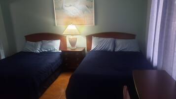 Tabla de planchar con plancha, wifi gratis y ropa de cama