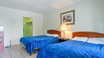 Comfort tweepersoonskamer, 2 queensize bedden, uitzicht op zwembad | Een strijkplank/strijkijzer, gratis wifi, beddengoed