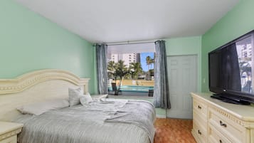 Grand-rum - utsikt mot poolen | Strykjärn/strykbräda, gratis wi-fi och sängkläder