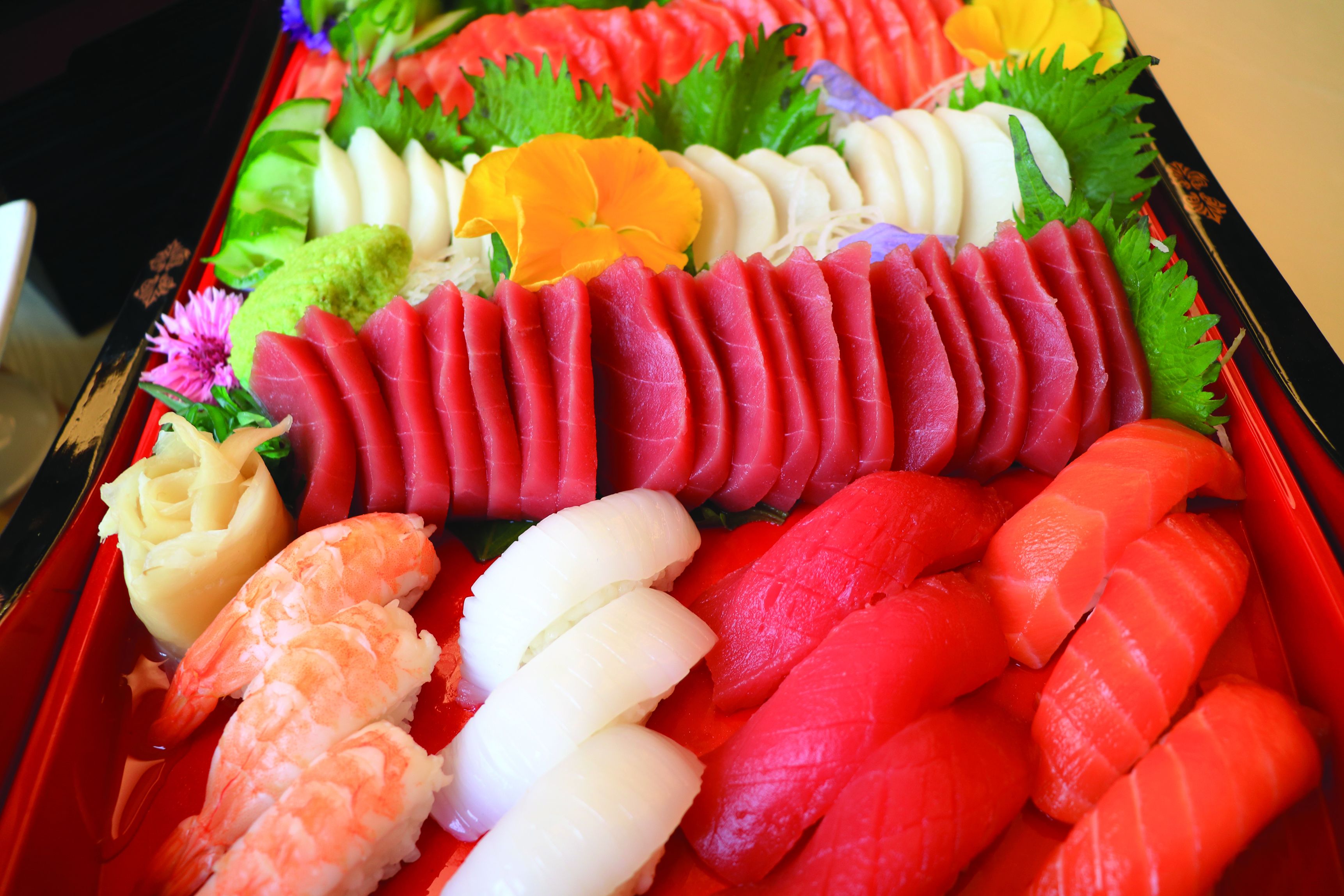 Variedad de sushi dispuesto en una caja.