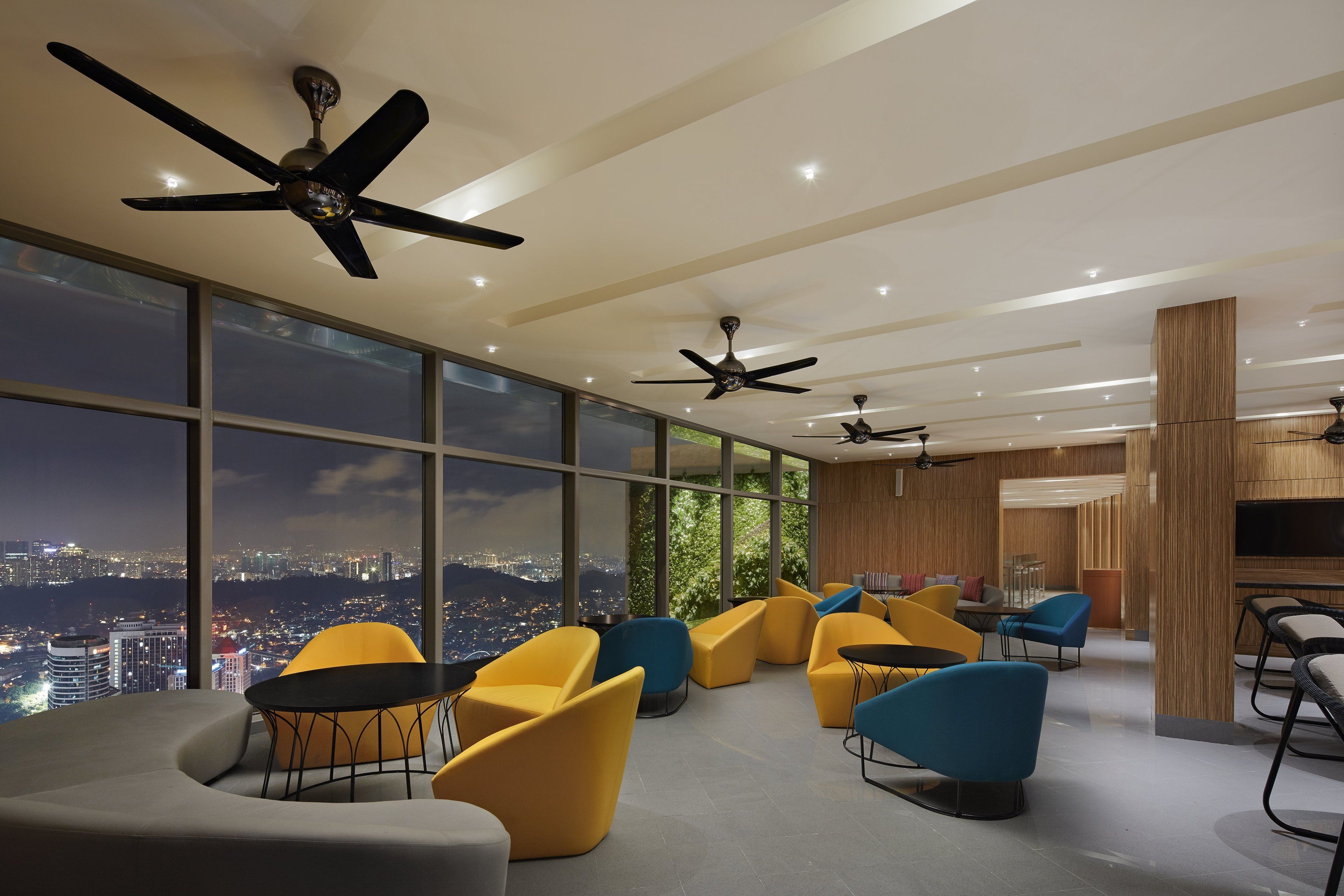 3 restaurants, breakfast, lunch, dinner served; international cuisine