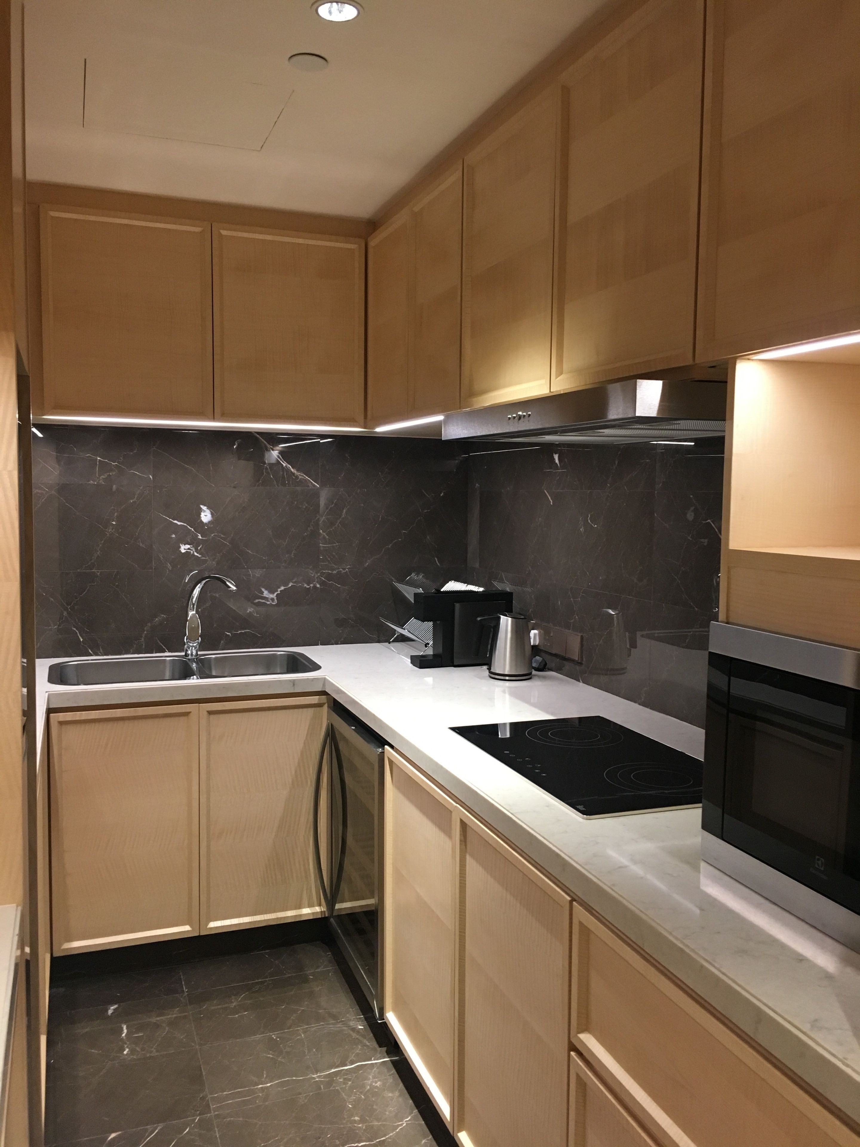 presidential suite, 1 bedroom, non smoking | private kitchen | microwave, coffee/tea maker, electric kettle