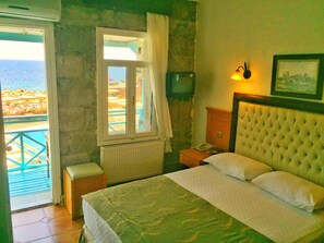 Minibar, in-room safe