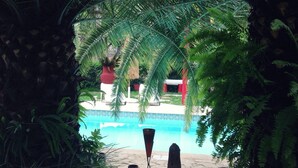 Hồ bơi ngoài trời, dù/ô trên bãi biển/hồ bơi, ghế dài tắm nắng 