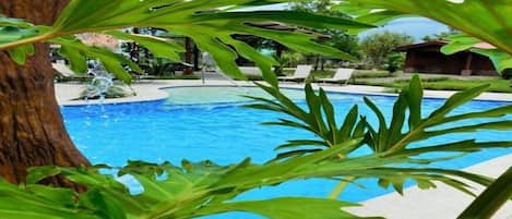 Kolam renang outdoor musiman, dengan payung kolam renang