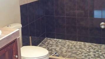 Family Room | Bathroom | Shower, free toiletries, towels