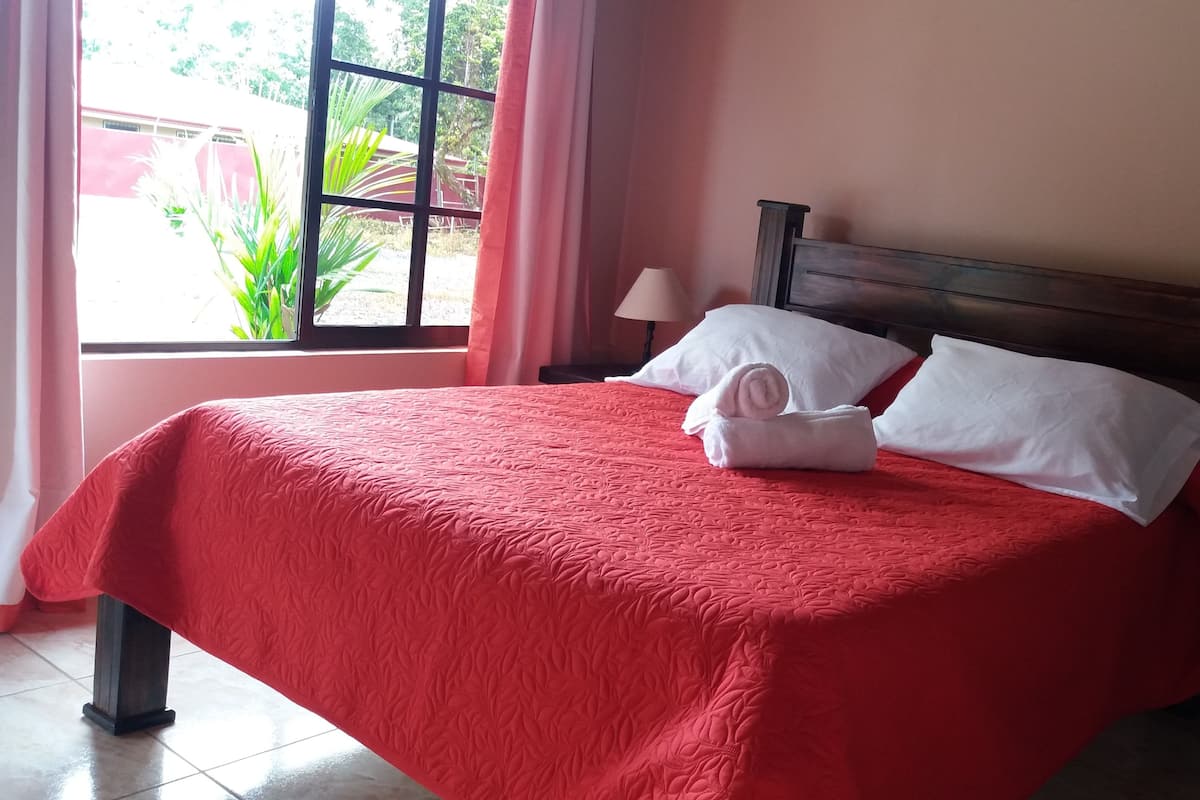 Camera quadrupla, 2 camere da letto, vista piscina | Letti aggiuntivi (a pagamento), lenzuola