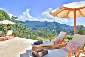 Piscine extérieure, parasols de plage, chaises longues
