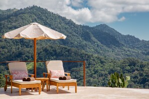 Outdoor pool, pool umbrellas, pool loungers - Nature's Edge Boutique Hotel (Bahía Ballena)