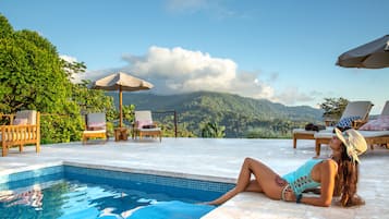 Kolam renang outdoor, dengan payung kolam renang dan kursi berjemur