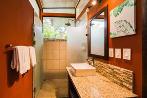 Deluxe Casita, 1 King Bed Palmas | 욕실 | 샤워 시설, 레인폴 샤워기, 친환경 세면용품, 헤어드라이어