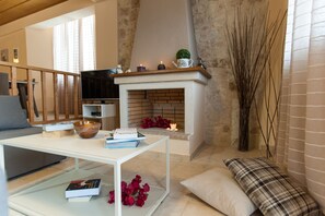 Villa, 4 Schlafzimmer | Wohnbereich | LED-Fernseher, Kamin