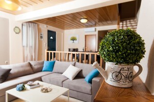 Villa, 4 habitaciones | Zona de estar | Una televisión LED, una chimenea