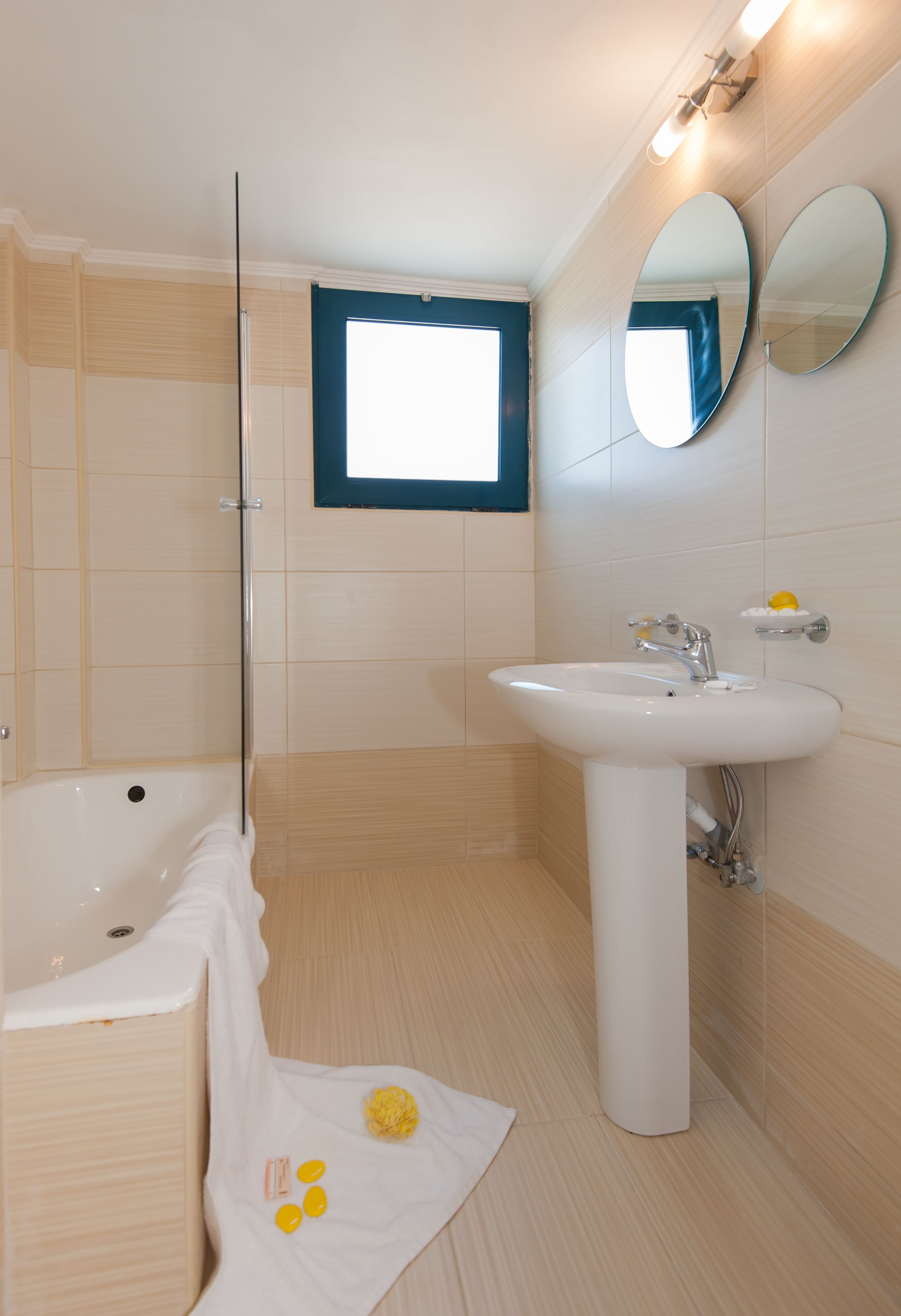 Ein modernes Badezimmer mit Badewanne, Waschbecken und Spiegel.