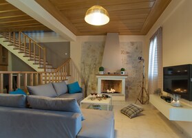 Villa, 4 habitaciones | Zona de estar | Una televisión LED, una chimenea