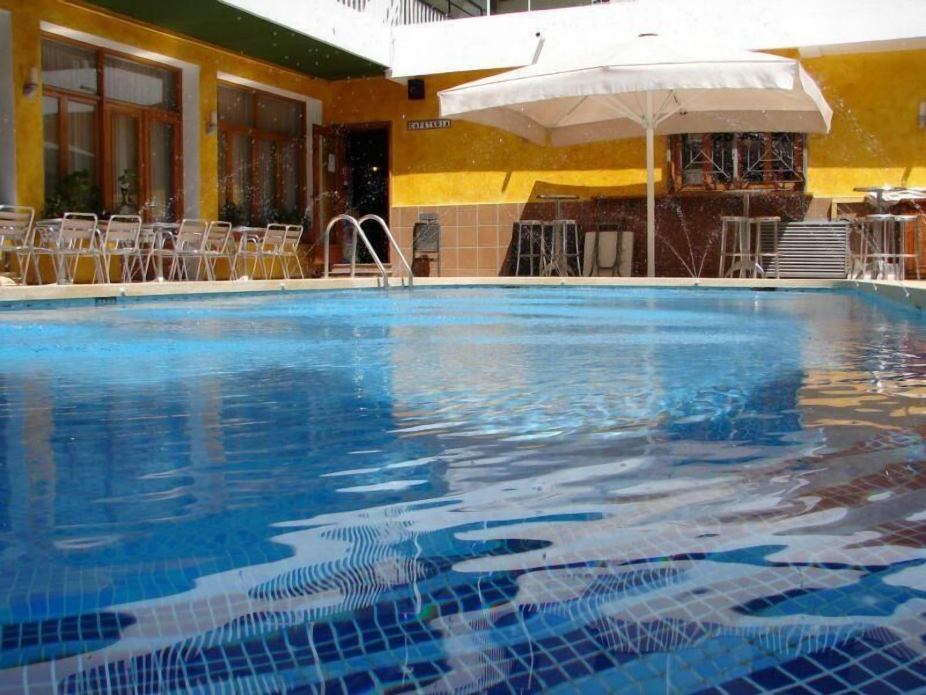 Una piscina al aire libre