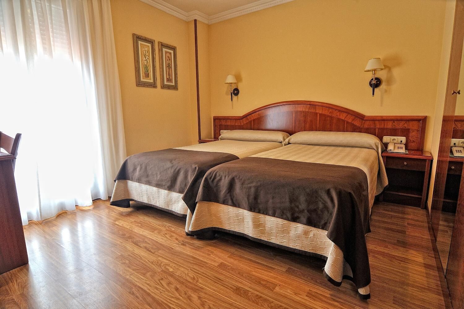 desk, free wifi, bed sheets