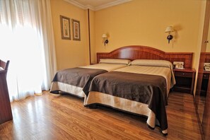 Desk, free WiFi, bed sheets - Alisi (Aranda de Duero)