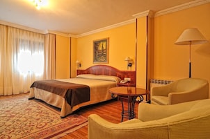 Escritorio, wifi gratis y ropa de cama