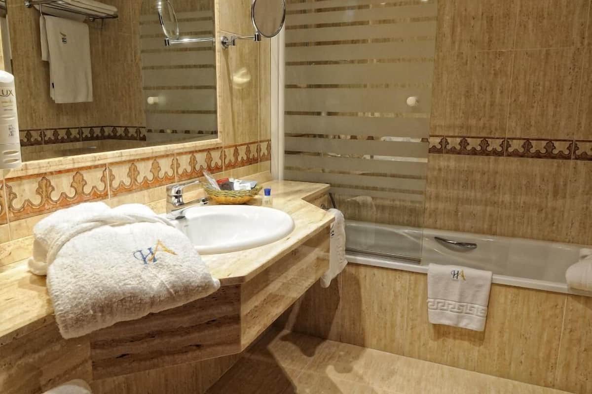 deep-soaking bathtub, free toiletries, hair dryer, towels