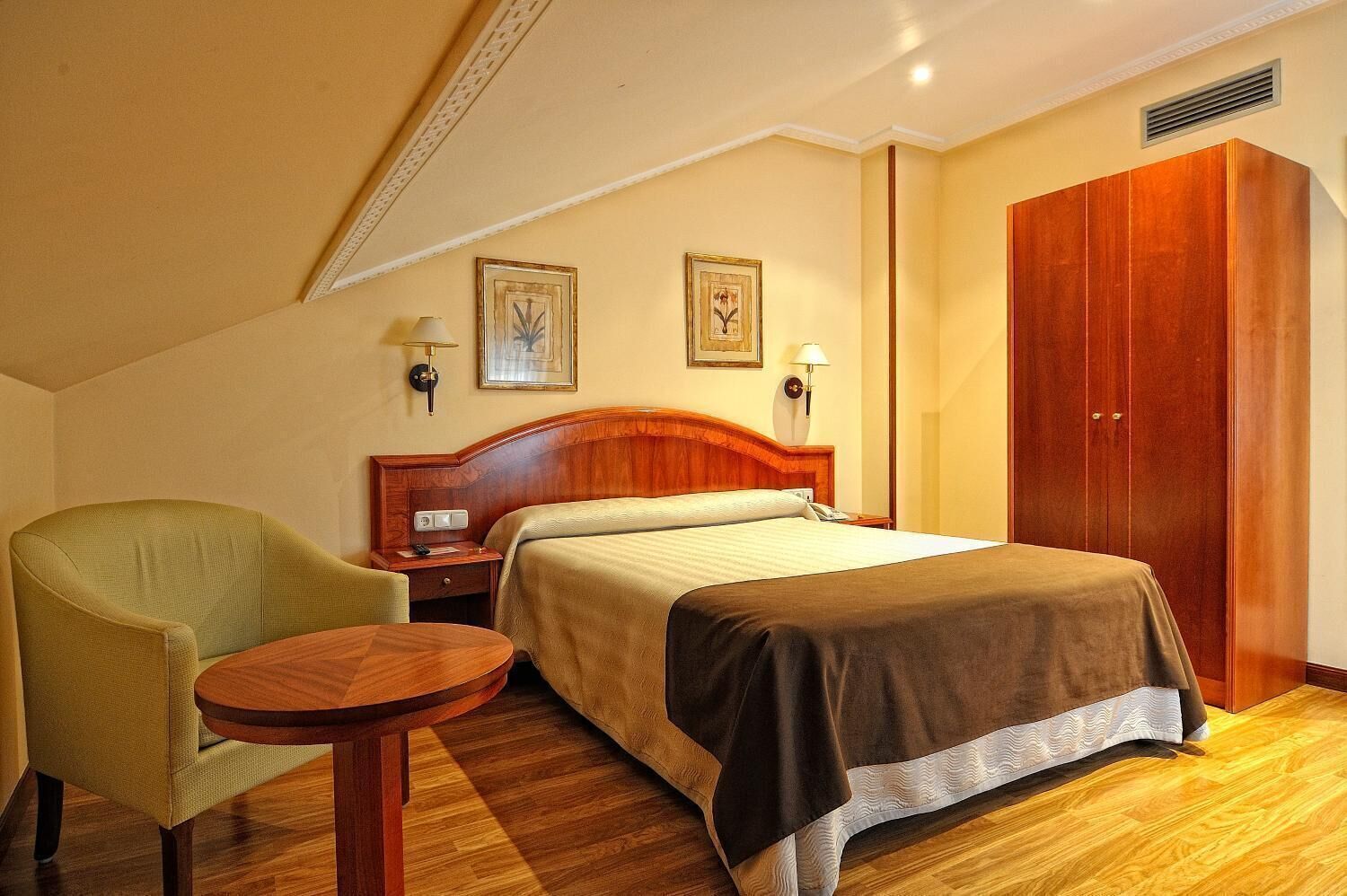 Bureau, Wi-Fi gratuit, draps fournis