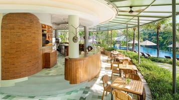 2 restaurants, breakfast, lunch served; local and international cuisine