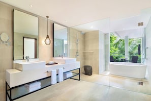 Badewanne und Dusche (separat), Regendusche, Designer-Toilettenartikel
