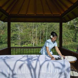 Salas de tratamiento para parejas, un sauna, una bañera de hidromasaje