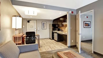 1 bedroom, premium bedding, desk, laptop workspace
