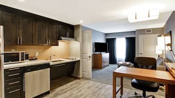 1 bedroom, premium bedding, desk, laptop workspace