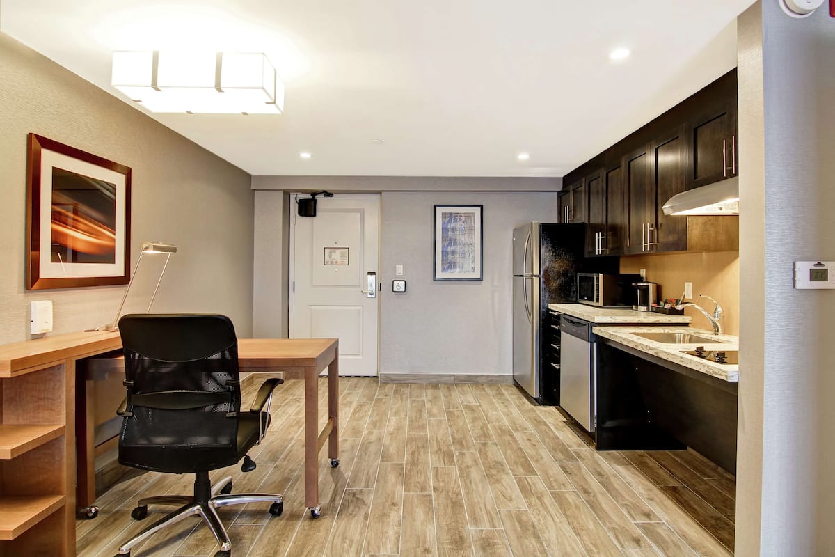 Full-size fridge, microwave, dishwasher, coffee/tea maker