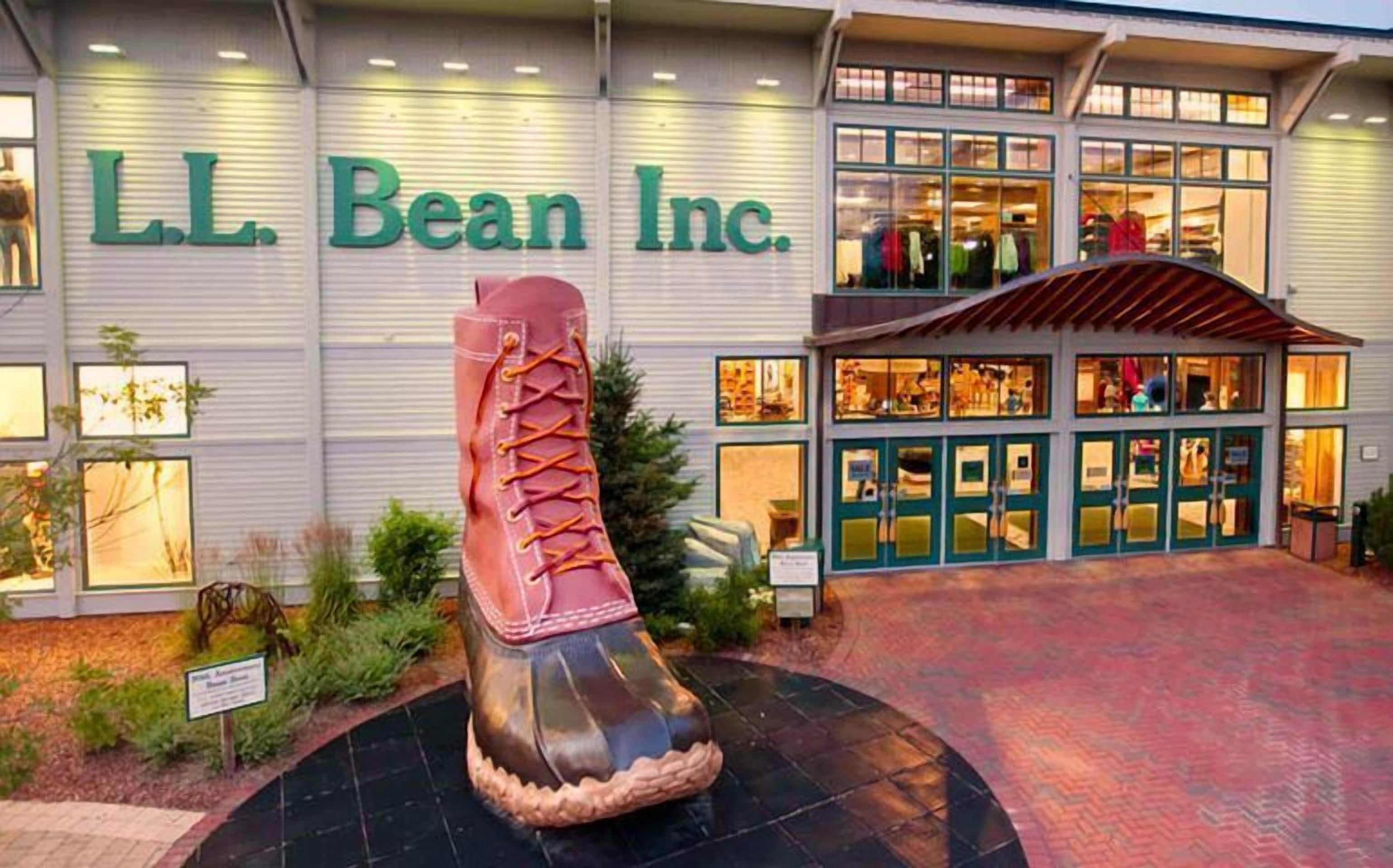 Un edificio con el letrero "LL Bean Inc." y una gran escultura de zapato en su fachada.