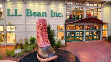 Un edificio con el letrero "LL Bean Inc." y una gran escultura de zapato en su fachada.