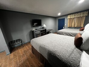 Escritorio y ropa de cama 